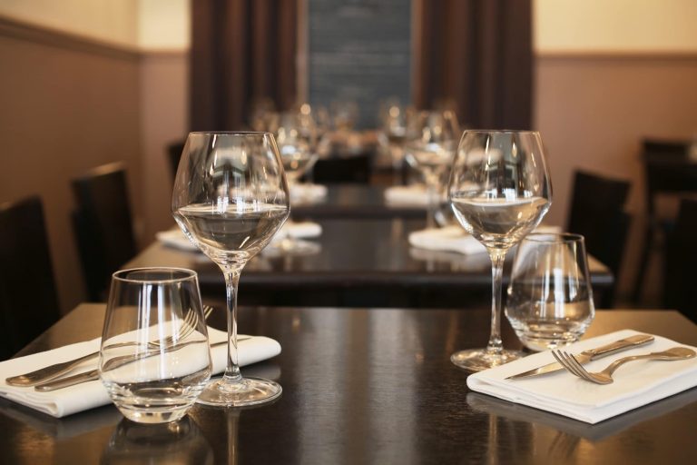Découvrez l'atmosphère de simplicité authentique du Radis Beurre, restaurant à Paris.,